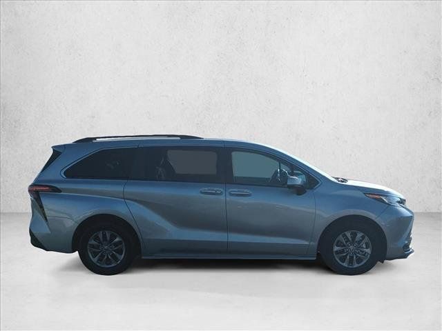Used 2021 Toyota Sienna LE FWD image 4