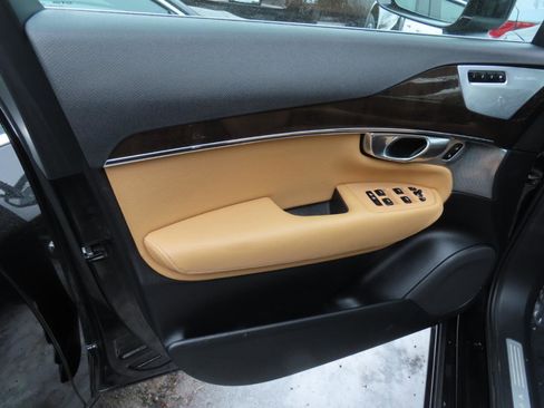 Used 2018 Volvo XC90 T6 Momentum w/ Convenience Package image 6