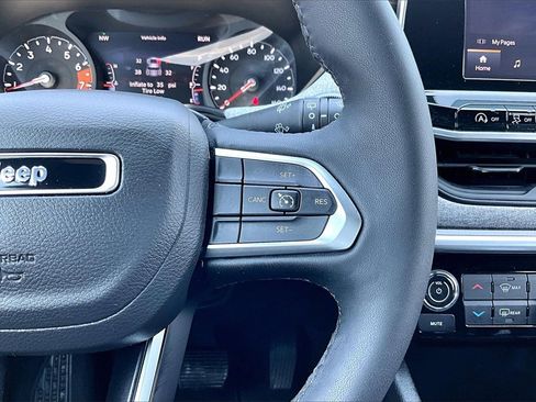 Used 2025 Jeep Compass Latitude image 11