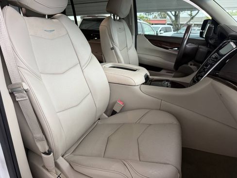Used 2016 Cadillac Escalade Luxury AWD/4WD image 10