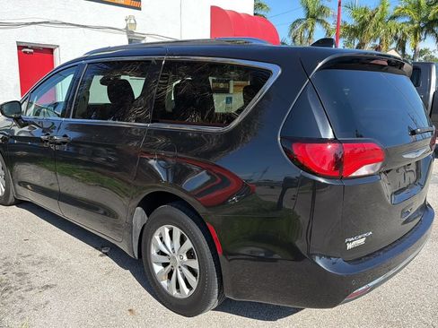 Used 2020 Chrysler Pacifica Touring-L FWD image 5