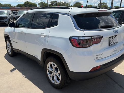 Used 2024 Jeep Compass Latitude w/ Convenience Group AWD/4WD image 3