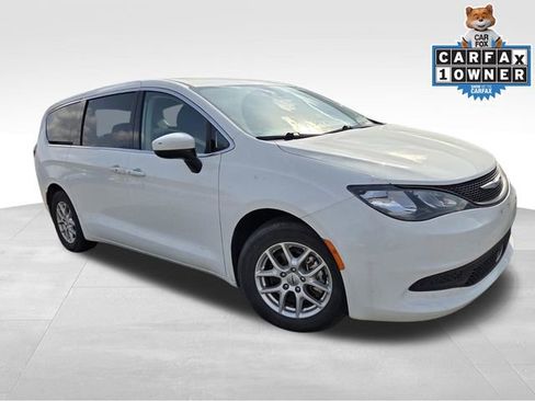 Used 2023 Chrysler Voyager LX image 3