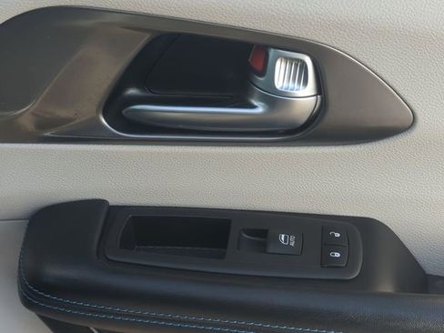 Used 2021 Chrysler Pacifica Touring-L w/ Uconnect Theater Family Group AWD/4WD image 27