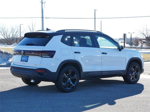 Certified 2025 Volkswagen Taos SE image 7