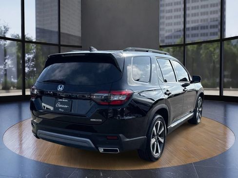 Used 2025 Honda Pilot Touring image 3