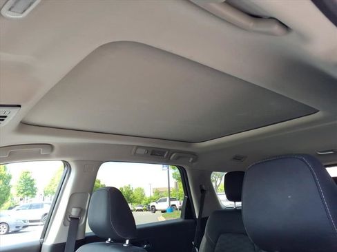 Used 2022 Nissan Pathfinder SV w/ SV Premium Package FWD image 23
