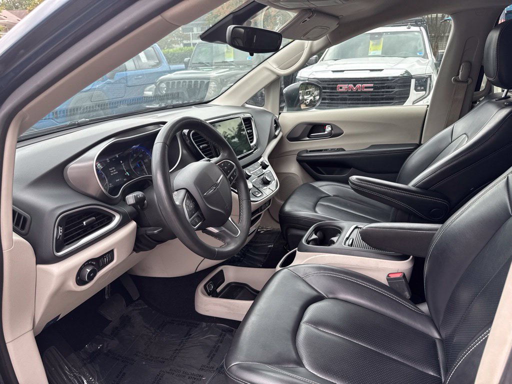 Used 2023 Chrysler Pacifica Touring-L FWD image 15