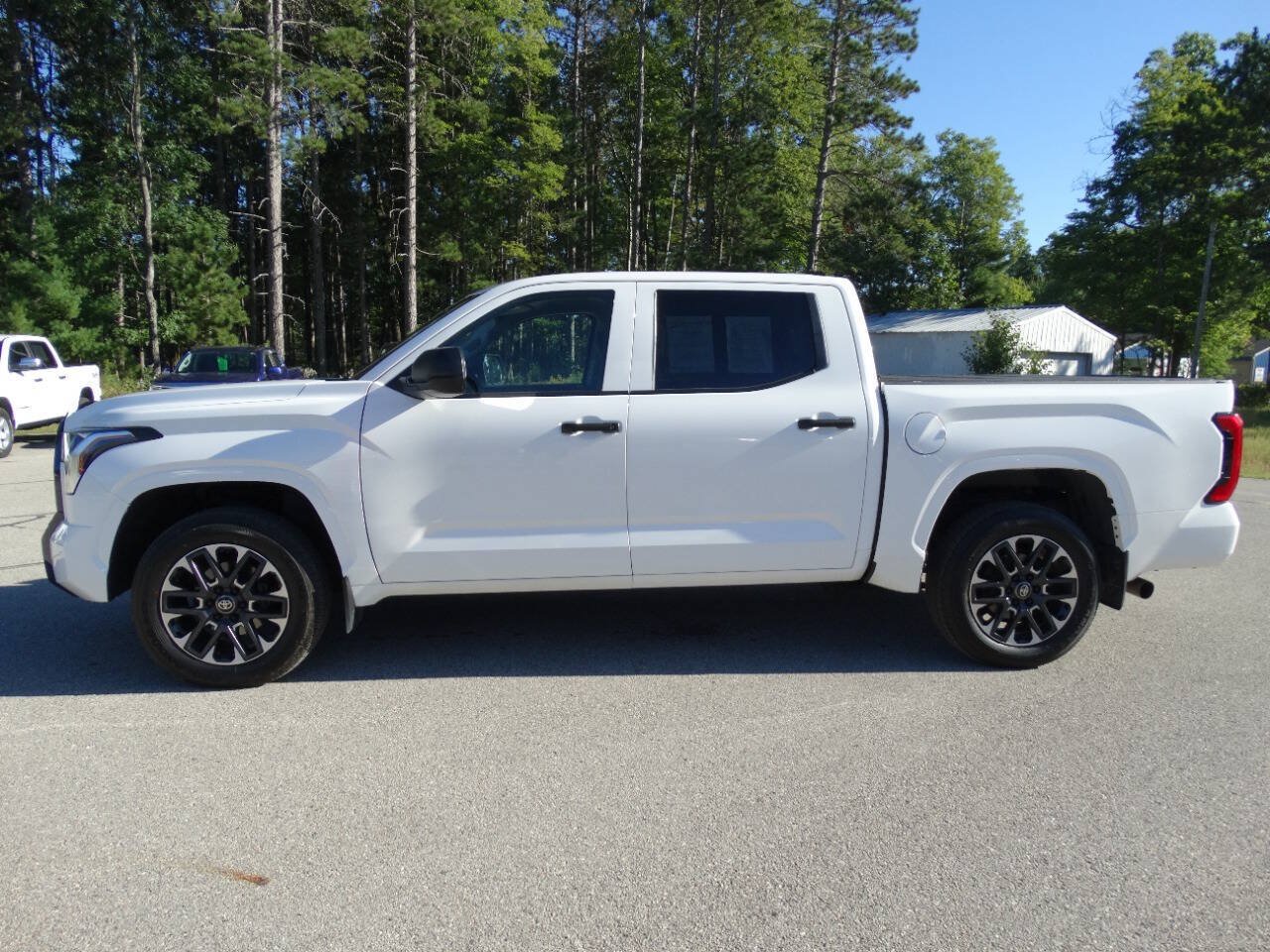 Used 2022 Toyota Tundra 4x4 CrewMax SR image 5