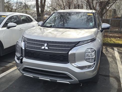 Used 2024 Mitsubishi Outlander SE image 3