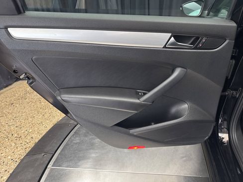 Used 2012 Volkswagen Passat 2.5 SE FWD image 18