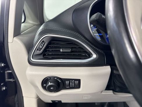 Used 2020 Chrysler Pacifica Limited w/ Advanced Safetytec Group FWD image 14