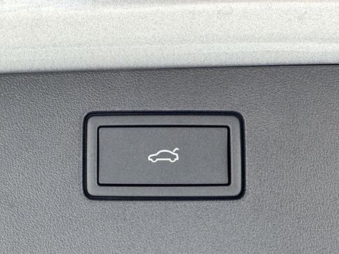 New 2025 Volkswagen Tiguan SE image 11