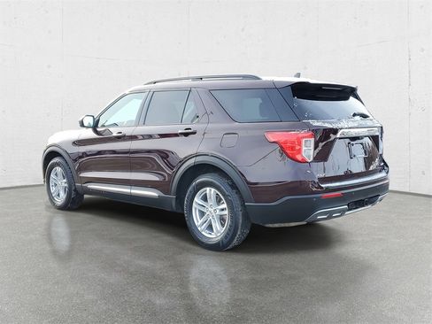 Used 2022 Ford Explorer XLT w/ Equipment Group 202A image 5