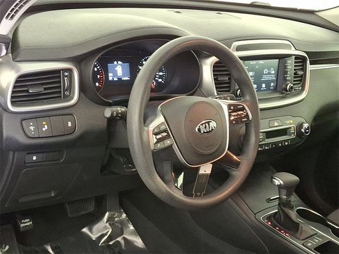 Used 2019 Kia Sorento LX image 19