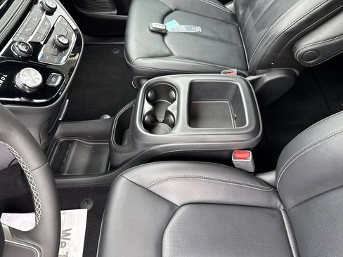 Used 2025 Chrysler Pacifica Select FWD image 28