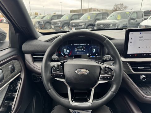 Certified 2025 Ford Explorer Platinum w/ LUX Leather Package image 9