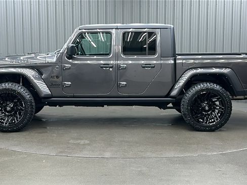 Used 2024 Jeep Gladiator Willys image 2