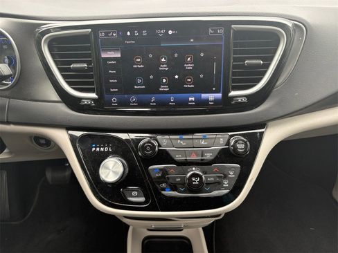 Used 2024 Chrysler Pacifica Touring-L image 11