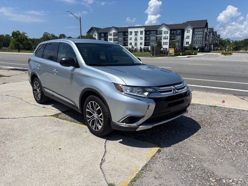 Used 2017 Mitsubishi Outlander ES image 2