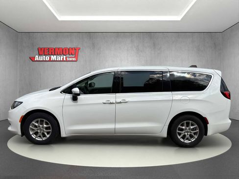 Used 2023 Chrysler Voyager LX FWD image 5