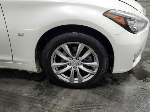 Used 2019 INFINITI Q70 Luxe image 12