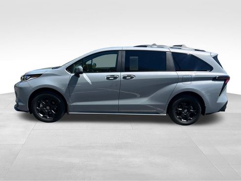 Used 2025 Toyota Sienna XLE Woodland Edition AWD/4WD image 2