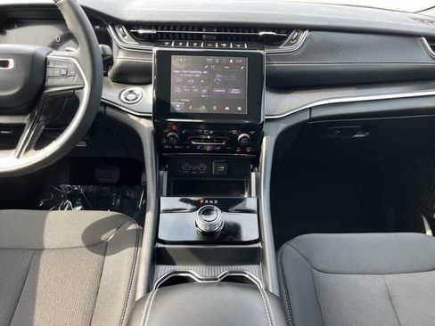 Used 2025 Jeep Grand Cherokee Laredo w/ Luxury Tech Group I RWD image 17
