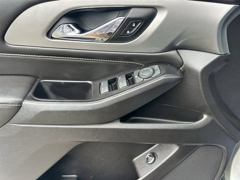 Used 2019 Chevrolet Traverse LT image 12
