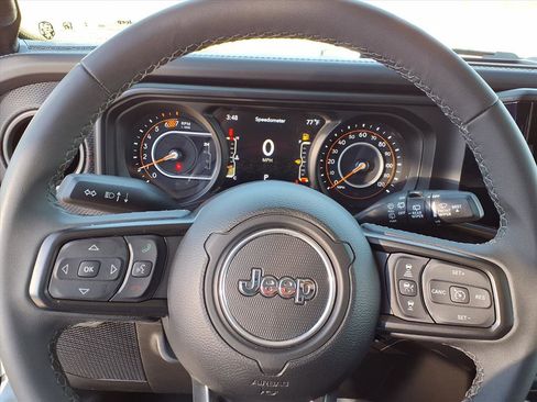 Used 2025 Jeep Wrangler Unlimited Rubicon AWD/4WD image 14