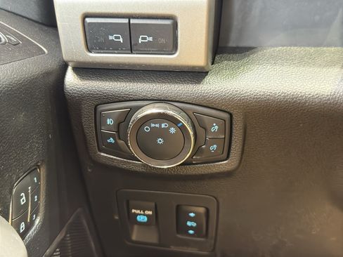 Used 2019 Ford F150 Lariat w/ Equipment Group 502A Luxury AWD/4WD image 34