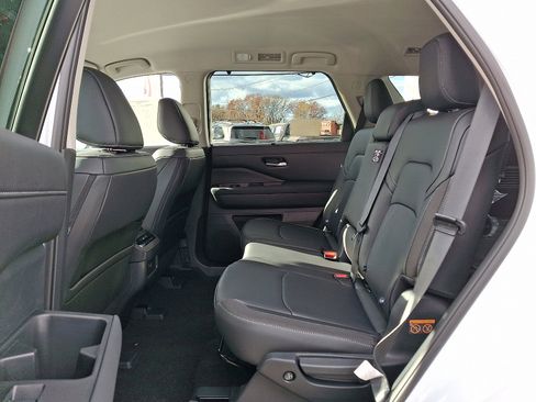 New 2025 Nissan Pathfinder SL image 6