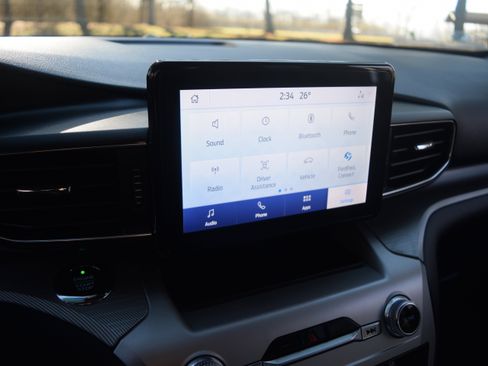 Used 2021 Ford Explorer XLT w/ Equipment Group 202A image 9