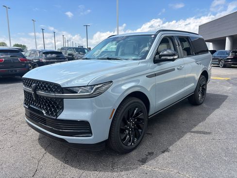 New 2026 Lincoln Navigator Reserve w/ Jet Appearance Package AWD/4WD image 3