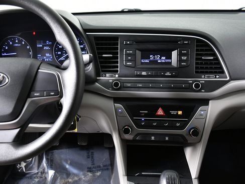 Used 2017 Hyundai Elantra SE image 14