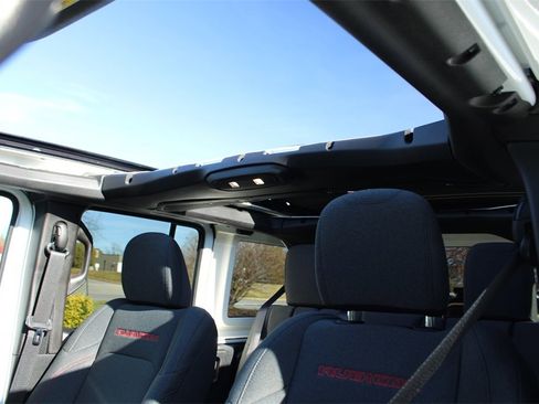 Used 2025 Jeep Wrangler Unlimited Rubicon w/ Technology Group image 33