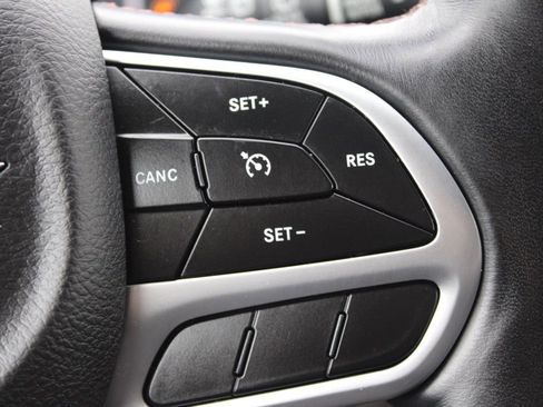 Used 2018 Chrysler Pacifica Touring-L Plus image 37