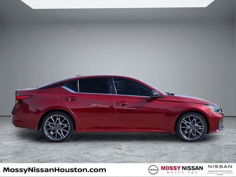 Certified 2024 Nissan Altima 2.0 SR FWD image 8