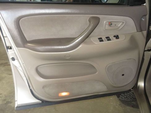 Used 2005 Toyota Sequoia SR5 AWD/4WD image 17