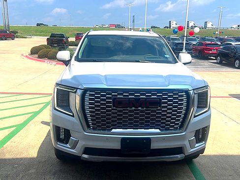 Used 2021 GMC Yukon Denali w/ LPO, Illumination Package AWD/4WD image 2