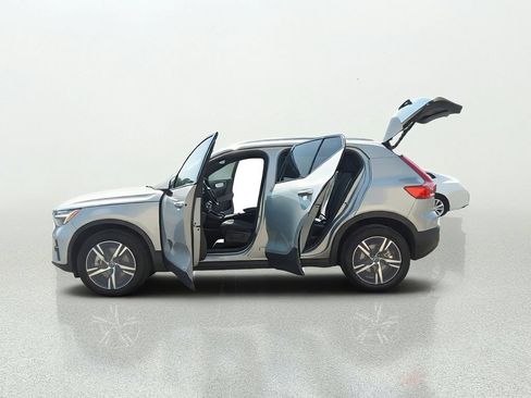 Used 2023 Volvo XC40 B5 Core AWD/4WD image 12