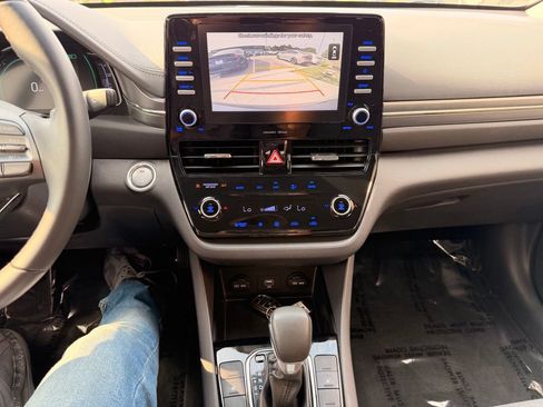 Used 2020 Hyundai Ioniq SE FWD image 22