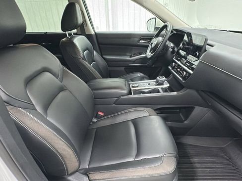 Used 2023 Nissan Pathfinder SL image 16