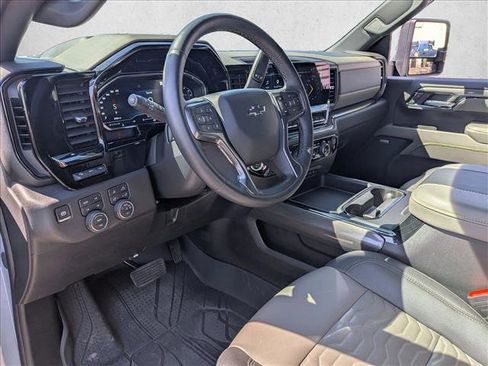 Used 2025 Chevrolet Silverado 2500 ZR2 w/ Technology Package image 9