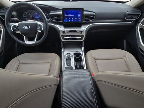 Used 2021 Ford Explorer XLT w/ Equipment Group 202A image 9