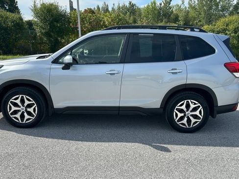 Used 2022 Subaru Forester Premium image 7