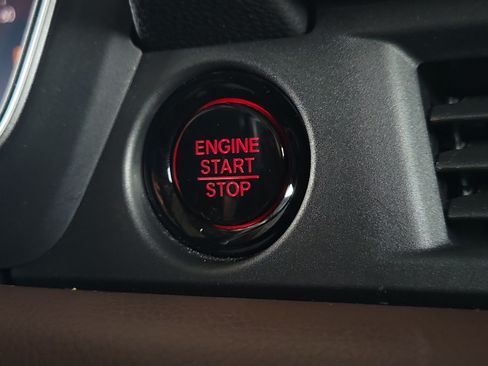 Used 2025 Honda Pilot Elite image 33