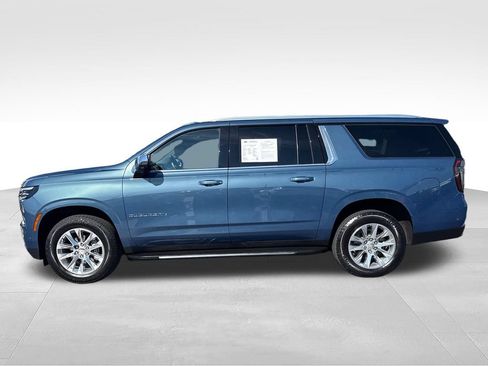 Used 2025 Chevrolet Suburban Premier AWD/4WD image 2