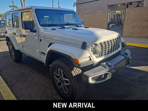 Used 2025 Jeep Wrangler Sahara image 3