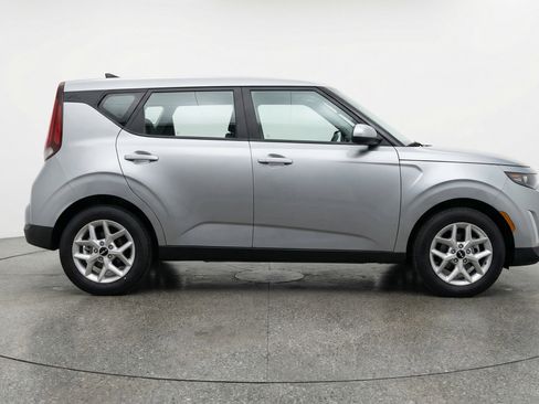 Used 2025 Kia Soul LX w/ LX Technology Package FWD image 11